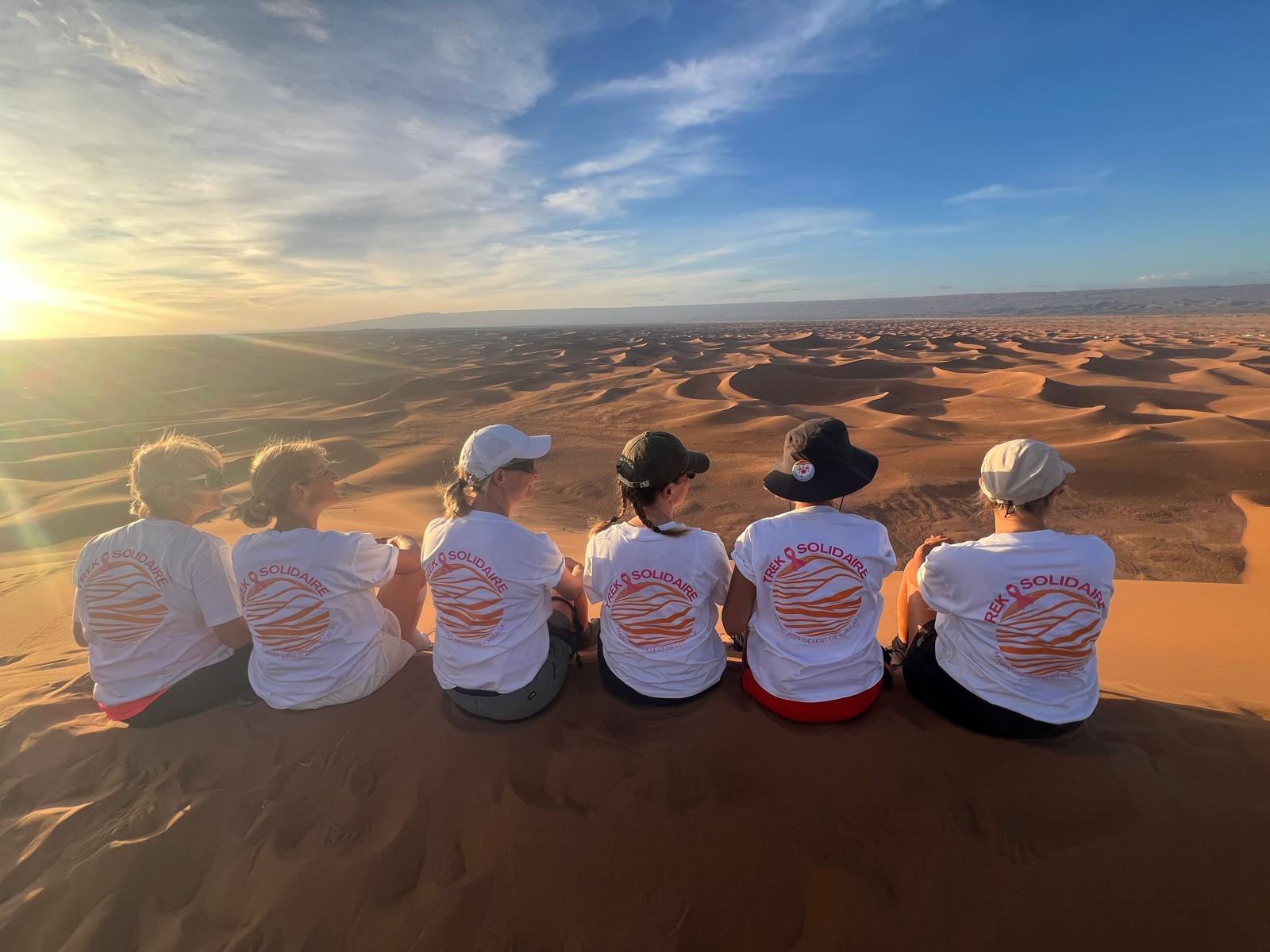 Trek privé pour groupe — départ dans les dunes au coucher du soleil