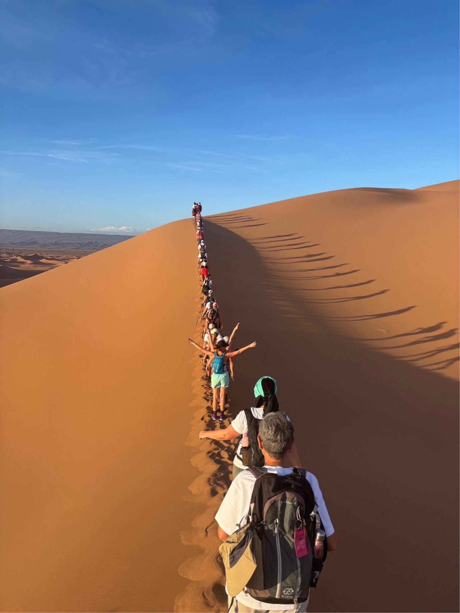 Trek Erg Chegaga, file de trekkeuses sur la crête d'une dune