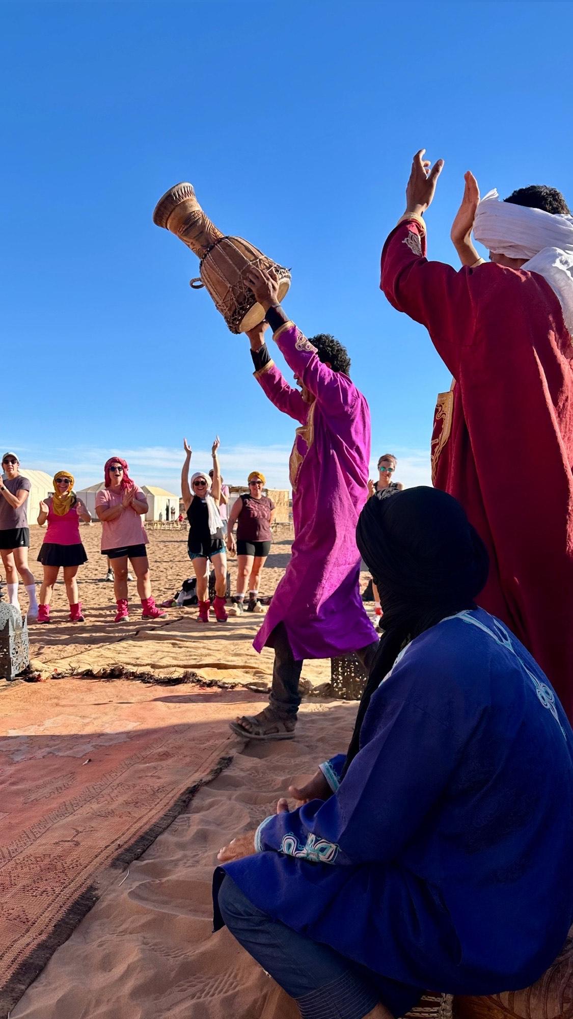 Musiciens et animation au campement, encadrés par l'équipe Nomademoi